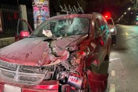 La camioneta involucrada terminó con el parabrisas atravesado por un barandal tras el aparatoso accidente.