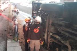 El accidente tipo volcadura se registró este lunes en Guadalupe, Nuevo León, con saldo de 9 personas lesionadas.