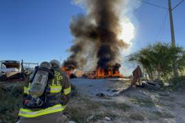 Los bomberos de Saltillo trabajan rápidamente para controlar el incendio en el predio afectado.