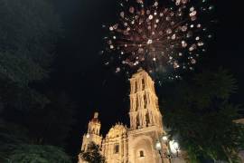 La pirotecnia iluminó el cielo sobre la Catedral de Santiago durante la celebración del Santo Cristo de la Capilla.