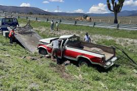 La camioneta Ford F-350 quedó volcada fuera de la cinta asfáltica en la carretera 57.