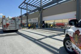 Un total de 22 empleados y 43 pacientes fueron evacuados y trasladados a una zona segura mientras los cuerpos de emergencia realizaban las labores para sofocar el fuego en la plaza comercial.