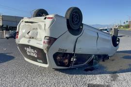 La camioneta Toyota Avanza terminó volcada sobre la zona del retorno en el libramiento Óscar Flores Tapia, luego de un accidente registrado la mañana de este jueves en Ramos Arizpe.