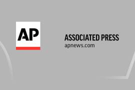 Funcionarios israelíes confiscaron una cámara y equipo de transmisión pertenecientes a The Associated Press en Israel, acusando a la Agencia de noticias de violar una nueva ley de prensa.