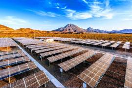 La CFE adjudicó 38 proyectos de energía solar y eólica en 16 estados, mientras avanza con una expansión de la red de transmisión que llegará a cerca de 115 mil kilómetros.