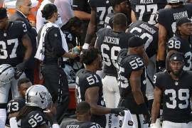 Marshawn Lynch mantuvo las protestas y permaneció sentado en el himno nacional