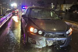 El pavimento mojado y la velocidad contribuyeron al impacto del Chevrolet Sonic contra el camellón central.