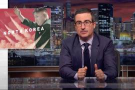 John Oliver dedica canción para “pedir” a Corea del Norte: “No nos exploten”