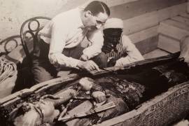 Howard Carter durante los trabajos de investigación de la tumba de Tutankamón, en 1922.
