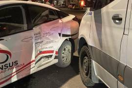 El automóvil de seguridad privada sufrió daños en el costado izquierdo, donde recibió el golpe.
