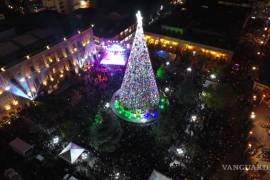 Vista aérea del pino navideño en Plaza de Armas en 2016.