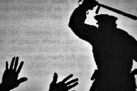 Un video aportado por la víctima desmintió la versión oficial del Ayuntamiento, al mostrar el momento en que un agente arroja desde una patrulla la cartera sustraída durante el operativo.