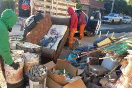 Cuadrillas municipales recorrieron más de 80 cuadras para retirar muebles y objetos en desuso.