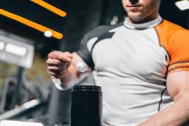 La creatina no solo es popular en el mundo del deporte. Estudios recientes revelan que también cumple funciones clave en el cerebro, influyendo en la memoria, la concentración y el rendimiento cognitivo.