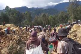 El derrumbe de parte de una montaña la madrugada del viernes impactó sobre el poblado de Kaokalam, a unos 600 kilómetros de la capital del país, sepultando las viviendas
