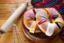 La Rosca de Reyes, adornada con frutas y azúcar, es el centro de la celebración del Día de Reyes en México, marcando el final de la temporada navideña.