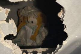 El nuevo inquilino encuentro una muñeca y una nota amenazante al tirar una falsa pared de su casa.