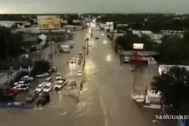 Varias vialidades de Piedras Negras quedaron bajo el agua tras la intensa tormenta, dificultando el tránsito y poniendo en riesgo a peatones y automovilistas.