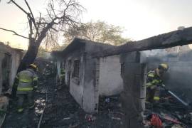 Un hombre murió tras un incendio en una casa usada para almacenar chatarra en Monterrey; el cuerpo fue hallado calcinado en una habitación.