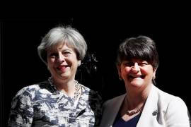 Theresa May logra apoyo de partido de Irlanda del Norte
