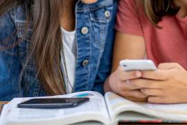La prohibición busca prevenir trampas durante exámenes y reducir la distracción causada por el celular, que afecta el rendimiento y bienestar de los estudiantes.