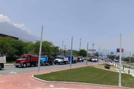 Transportistas exigen atención del alcalde de Santa Catarina y denunciar presuntas extorsiones de agentes de Tránsito.