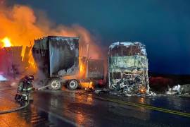 Elementos de bomberos y cuerpos de emergencia trabajaron durante varias horas para sofocar el incendio provocado por el impacto frontal.