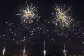 Monte Fuji se ilumina con fuegos artificiales y la ópera Guillermo Tell