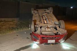 Tras el fuerte choque registrado durante la madrugada, el vehículo responsable quedó con las llantas hacia arriba en medio de la vialidad, movilizando a elementos de Tránsito Municipal y cuerpos de auxilio.