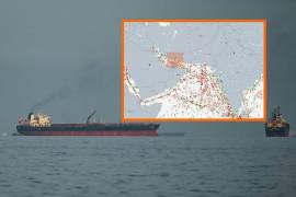 “Petroleros y cargueros se alinean en el estrecho de Ormuz, vistos desde Khor Fakkan, Emiratos Árabes Unidos”, puntualizó la agencia AP.