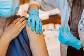 La Secretaría de Salud de Coahuila informó que se encuentra a la espera para iniciar la campaña de vacunación contra la Influenza.