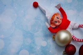 Esta mágica actividad que busca involucrar a los niños durante la cuenta regresiva para navidad se llama “Elf on the shelf” o literalmente “Elfo en el estante”.
