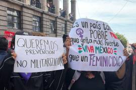 Protesta por el feminicidio de Claudia Tacoronte durante el desfile cívico en Cuernavaca, Morelos.
