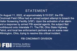 Un hombre armado vestido con chaleco antibalas intentó traspasar un área de control de seguridad en una oficina de campo del FBI en Ohio.