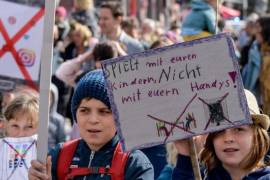 Niños protestan en Hamburgo contra los padres que están pegados a su celular