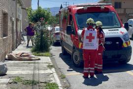 Familiares y vecinos solicitaron apoyo al 911 luego de encontrar al adulto mayor tendido en el piso sin reacción.