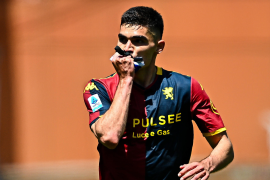 Johan Vásquez anotó el único gol del Genoa en el duelo de mexicanos frente al Milan de Santiago Giménez.