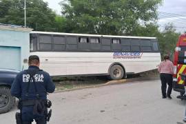 La unidad derribó parte de uno de los muros del domicilio tras el impacto registrado en la calle Saltillo, en Monclova.