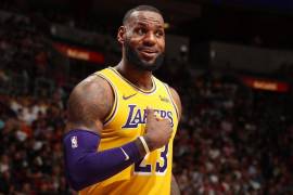 LeBron James anunció su participación en una campaña para una marca de coñac y todo mundo pensó que reunió a la prensa para anunciar que se va.