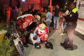 Paramédicos de la Cruz Roja valoraron al motociclista después del accidente registrado en la colonia Vista Hermosa.