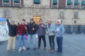 Alrededor de 40 exobreros de AHMSA instalaron un campamento en el Zócalo capitalino como medida de presión ante la falta de pagos.