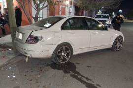 El vehículo afectado presentó daños materiales considerables tras la colisión.