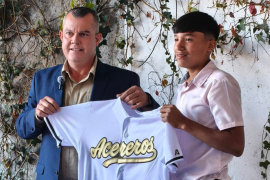 Sergio Attwell participó en la firma que integra a Íker Martínez al sistema de Acereros.