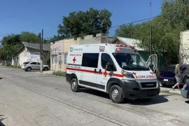 Una adolescente recibió atención médica en la Clínica 11 del IMSS de Piedras Negras, tras sufrir una fuerte caída mientras la menor utilizaba un scooter frente a su domicilio.
