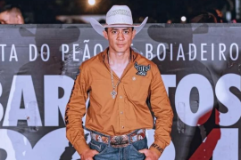 Álvaro Álvarez Aguilar hace historia al convertirse en el primer jinete mexicano en clasificar a la final del torneo de jineteo de toros en Barretos, Brasil.