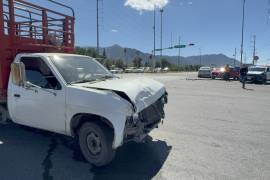 La camioneta Nissan de redilas impactó el automóvil cuando ambas unidades coincidieron en el cruce vial.