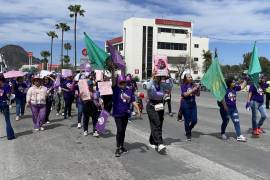 Mujeres de todas las edades participaron en una marcha pacífica liderada por la Unión Nacional de Trabajadores Agrícolas (UNTA) en conmemoración del Día Internacional de la Mujer.