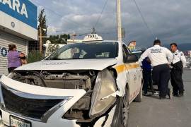 Taxi embiste a motocilista en Otilio González, en Saltillo; está grave