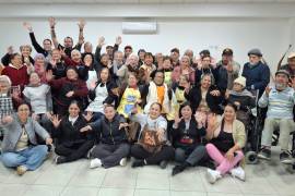 El chef lagunero preparó alimentos y convivió con quienes asisten diariamente al centro.