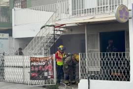 Elementos del Cuerpo de Bomberos de Saltillo sofocaron un incendio registrado en un local de ropa ubicado en la calle General Ignacio La Llave.